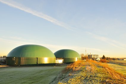 Biogasanlage in der Landschaft