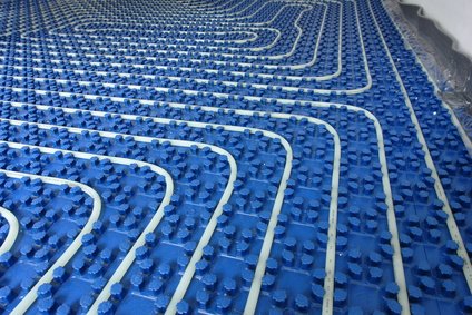 Fussbodenheizung verlegen auf blauen Noppenplatten