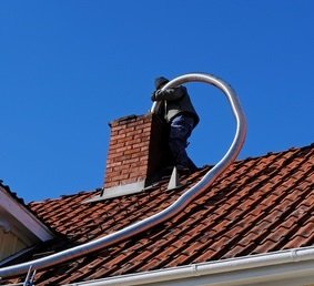 Luft-Abgas-System - Fachmann lässt Abgasleitung in den Schornstein ein
