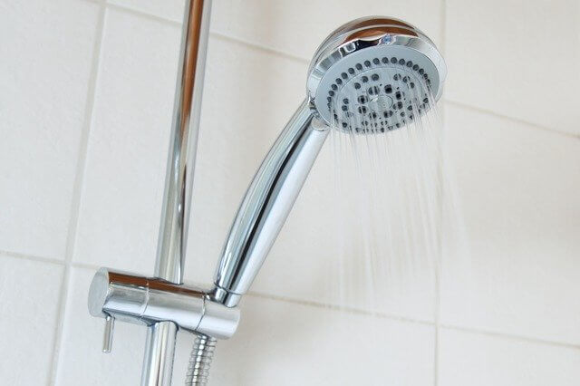 Gas-Wasser-Heizung Und Mann Im Badezimmer Eine Dusche. Flache